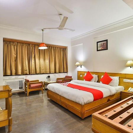 Hotel Pinnacle Ahmedabad Exteriör bild