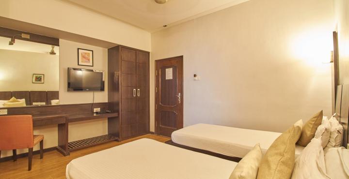 Hotel Pinnacle Ahmedabad Exteriör bild