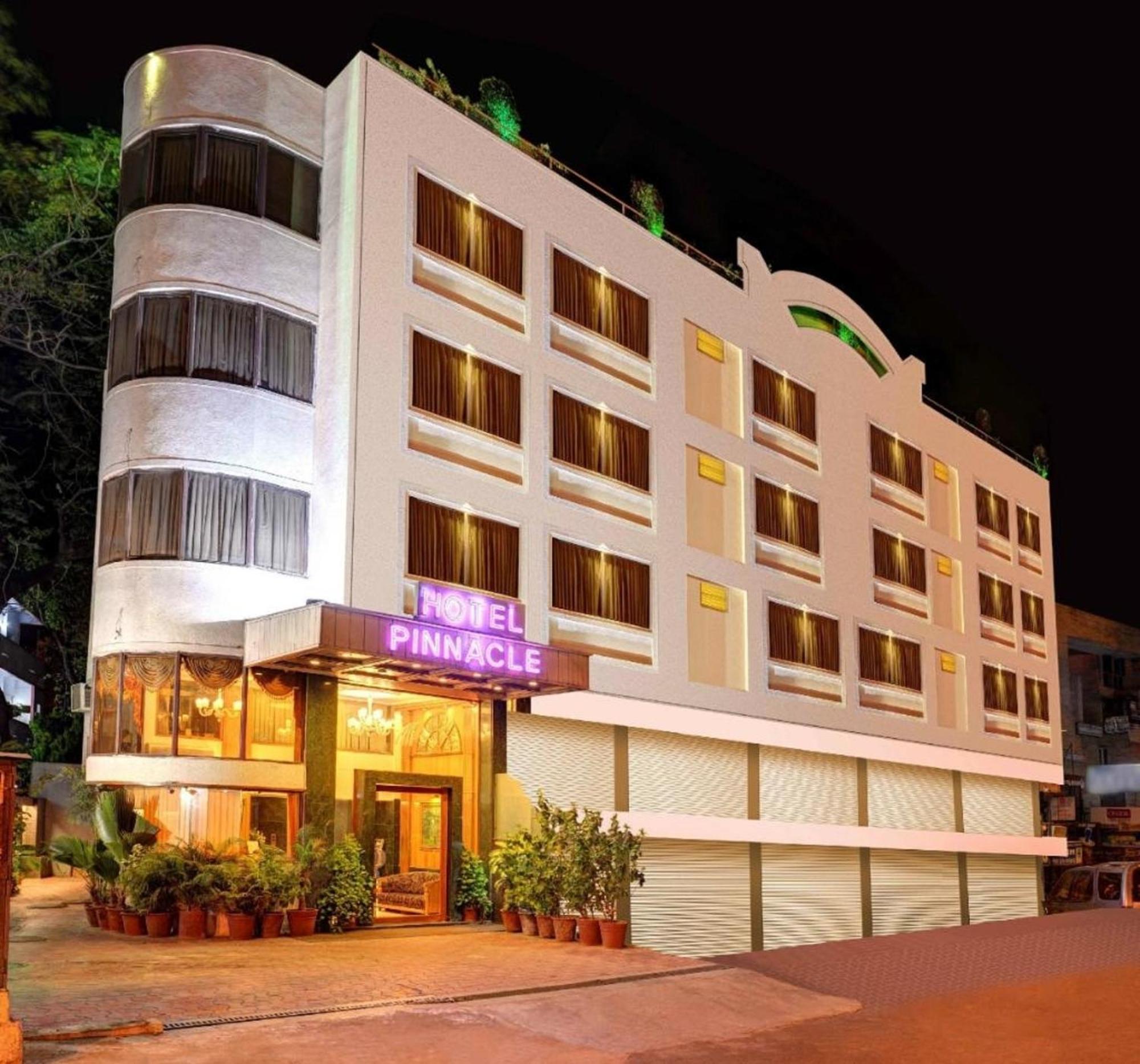 Hotel Pinnacle Ahmedabad Exteriör bild