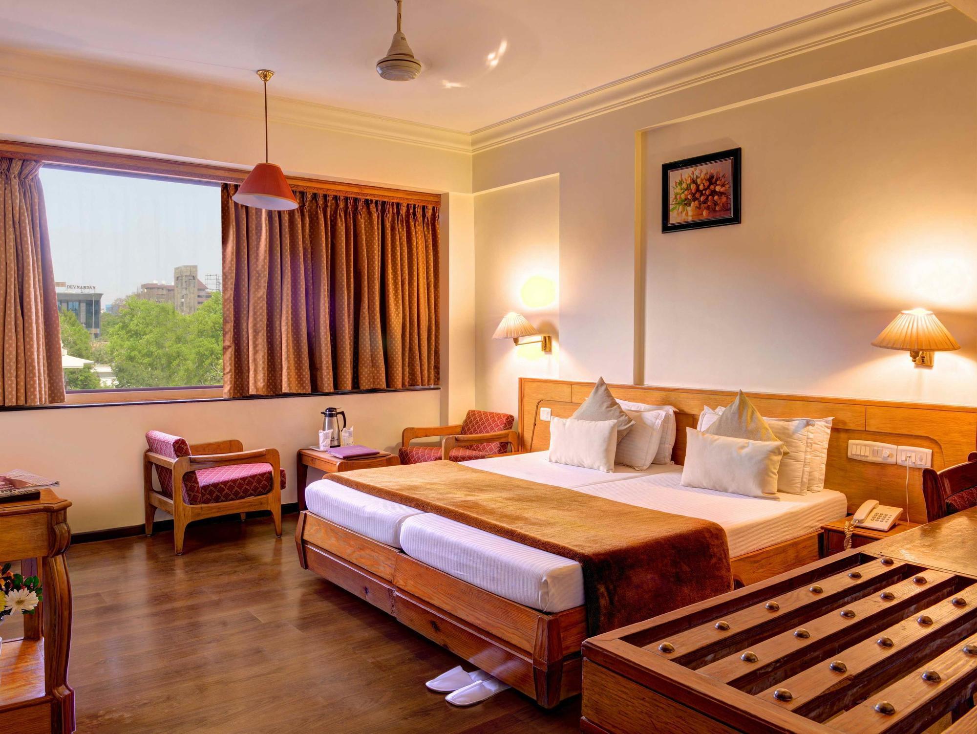Hotel Pinnacle Ahmedabad Exteriör bild