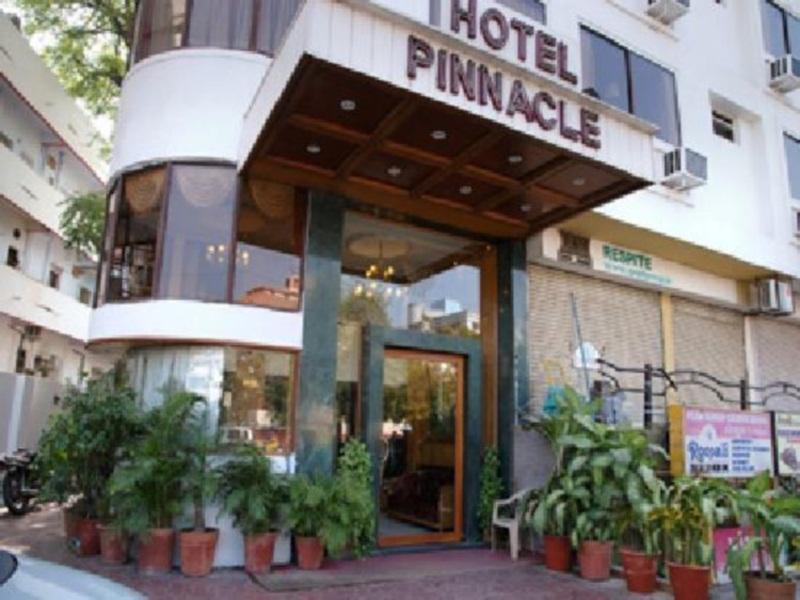 Hotel Pinnacle Ahmedabad Exteriör bild