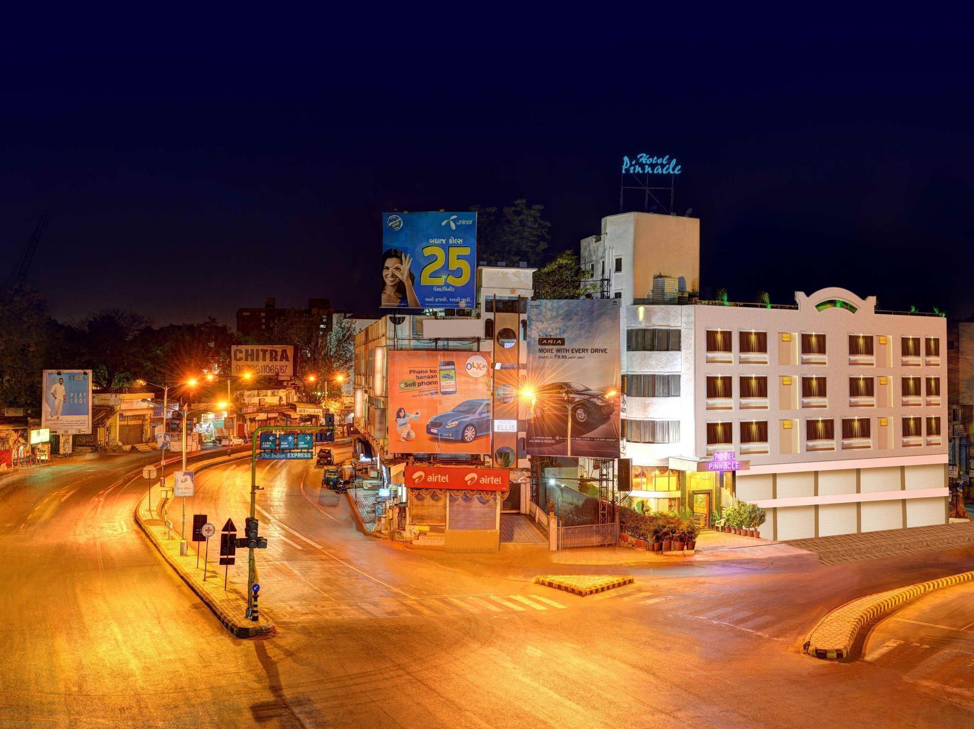 Hotel Pinnacle Ahmedabad Exteriör bild