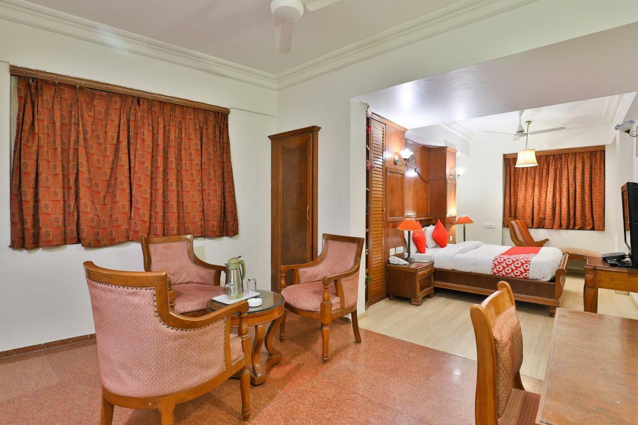 Hotel Pinnacle Ahmedabad Exteriör bild
