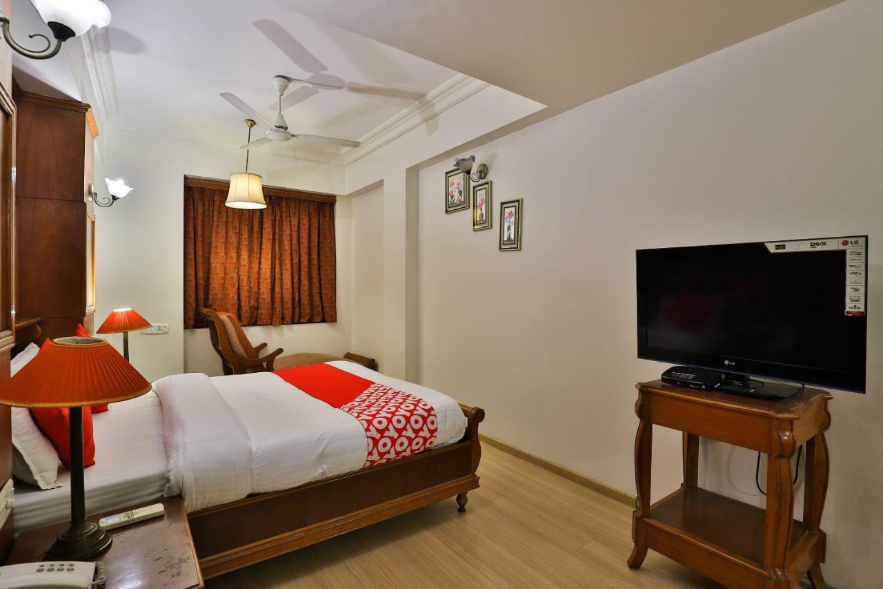 Hotel Pinnacle Ahmedabad Exteriör bild
